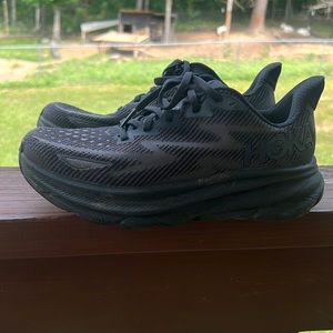 Women’s HOKA Clifton 9 size 8! Barely worn!!